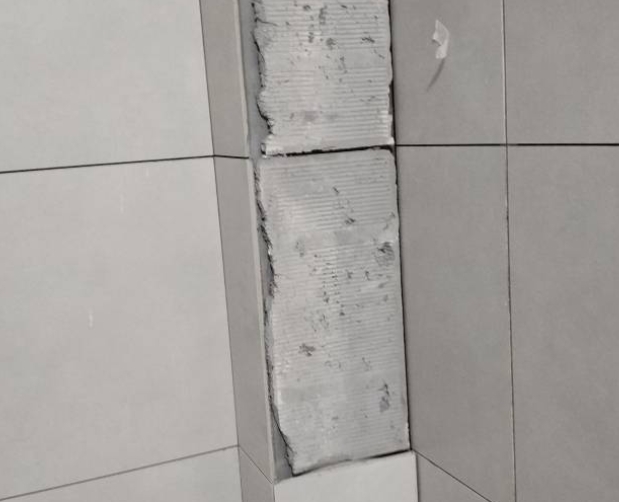 克什克腾瓷砖空鼓维修公司分享下瓷砖施工前基层浇水润湿程度不足，可能导致以下问题